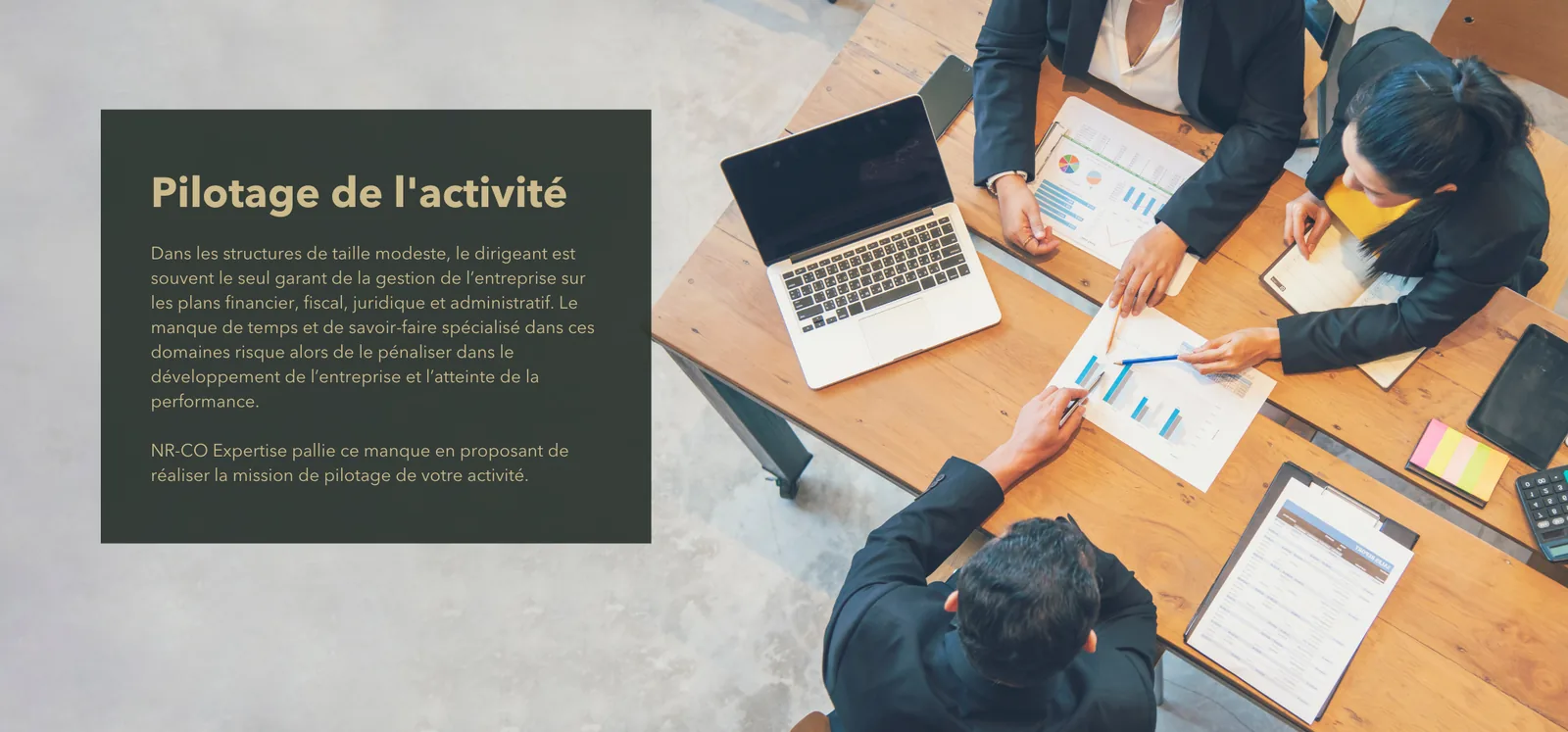 Photo d’un bureau sur lequel un entrepreneur pilote son activité avec l’aide de son expert-comptable à Clermont-Ferrand