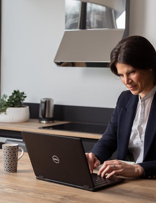Nathalie Rayon, fondatrice du cabinet NR-CO Expertise en train d’exercer son métier d’expert-comptable à Clermont-Ferrand